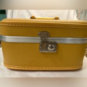 Vintage train case from 1950’s in excellent condition
